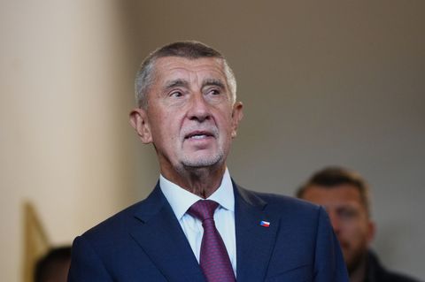 Der Vorsitzende der Oppositionsbewegung ANO, Andrej Babis, kommt zur Stimmabgabe in ein Wahllokal in Ostrava. Foto: Petr David J