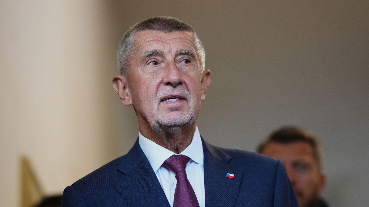 Der Vorsitzende der Oppositionsbewegung ANO, Andrej Babis, kommt zur Stimmabgabe in ein Wahllokal in Ostrava. Foto: Petr David J