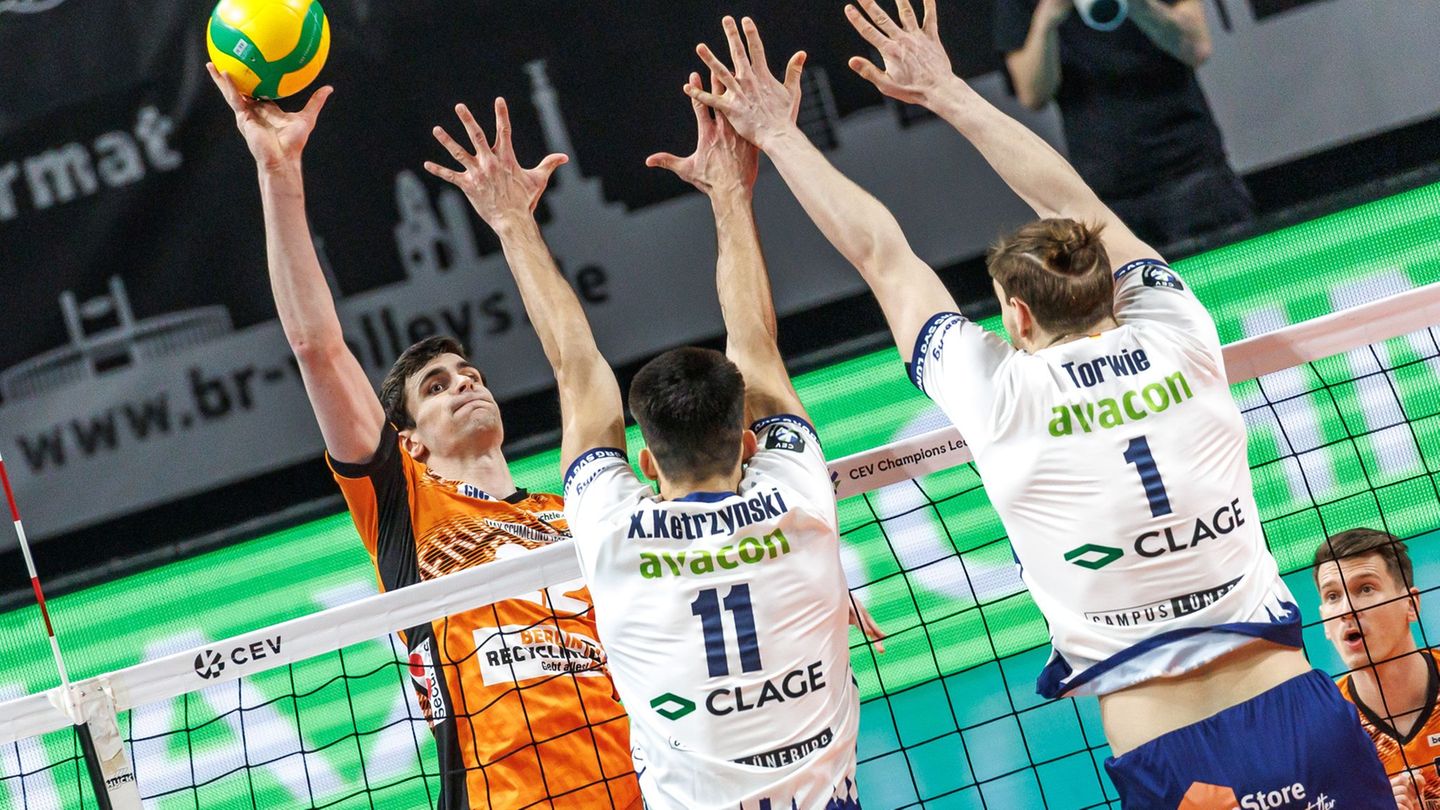 Hanes (l.) war im ersten Spiel Topscorer. (Archivbild) Foto: Andreas Gora/dpa