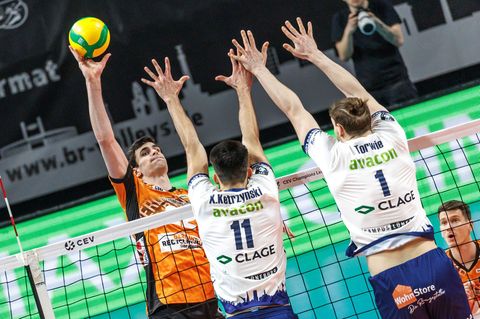 Hanes (l.) war im ersten Spiel Topscorer. (Archivbild) Foto: Andreas Gora/dpa