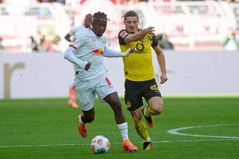 Voller Einsatz im Topspiel: Leipzigs Johan Bakayoko (l) will den Ball gegen BVB-Spieler Marcel Sabitzer behaupten. Foto: Bernd T