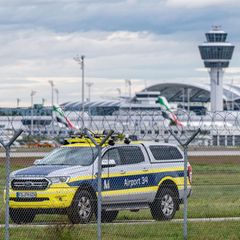 Ein Flughafenfahrzeug patrouilliert auf dem Gelände des Airports in München