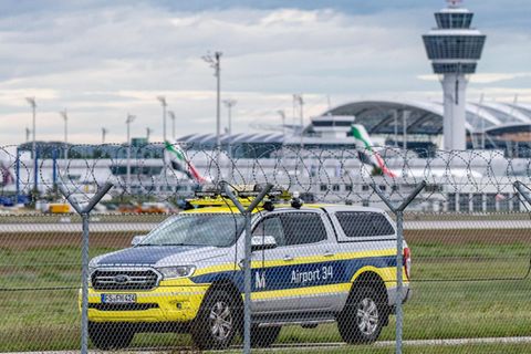 Ein Flughafenfahrzeug patrouilliert auf dem Gelände des Airports in München