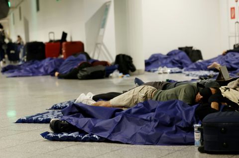 Fluggäste auf Luftmatratzen am Münchner Flughafen