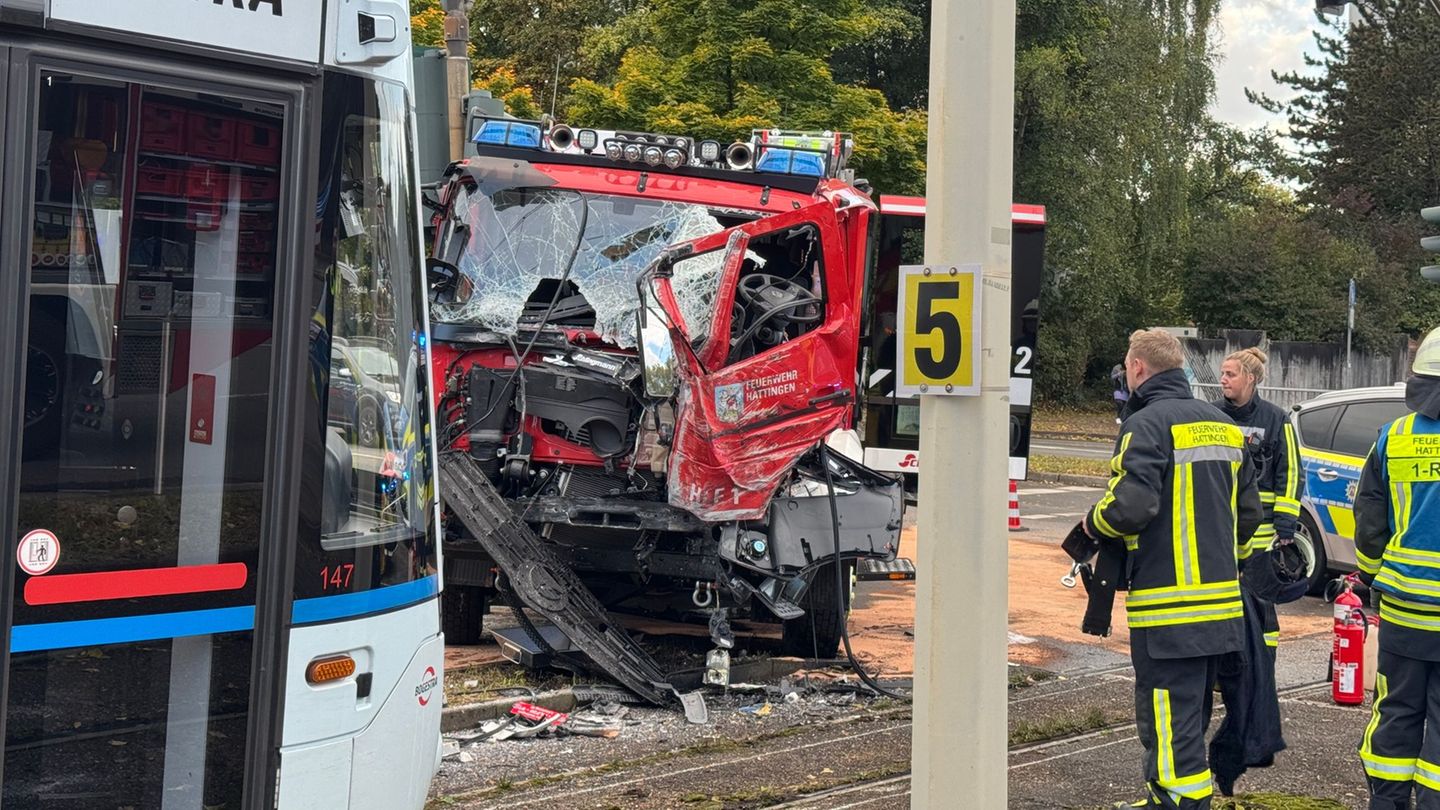 Beim Zusammenstoß eines Löschfahrzeugs der Feuerwehr mit einer Straßenbahn sind drei Menschen in Hattingen (Ennepe-Ruhr-Kreis) v