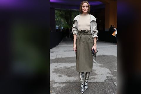 Boots in Schlangenleder-Optik werten ein schlichtes Outfit auf.