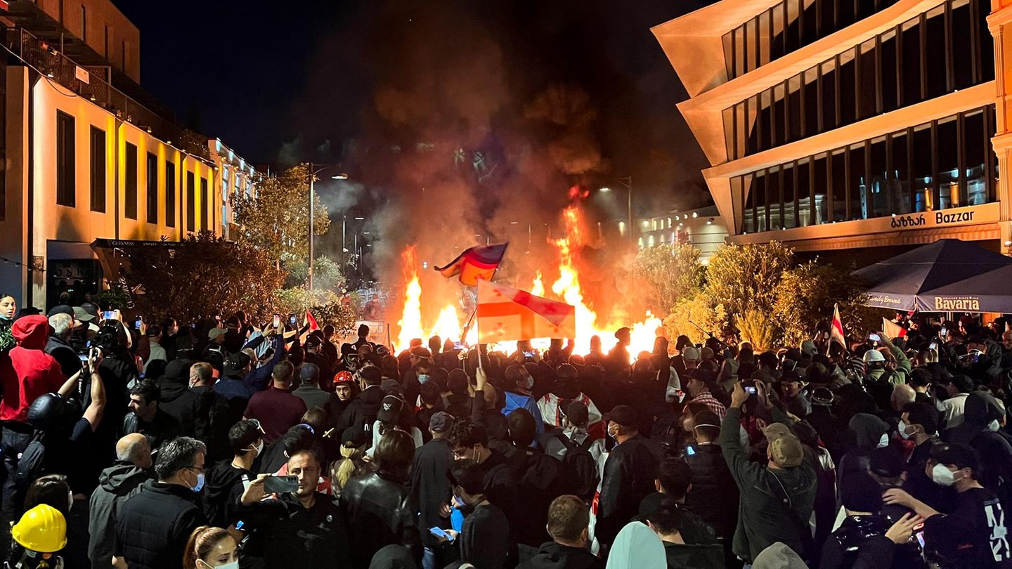 Zehntausende bei Protesten in Georgien - Polizei setzt Tränengas ein
