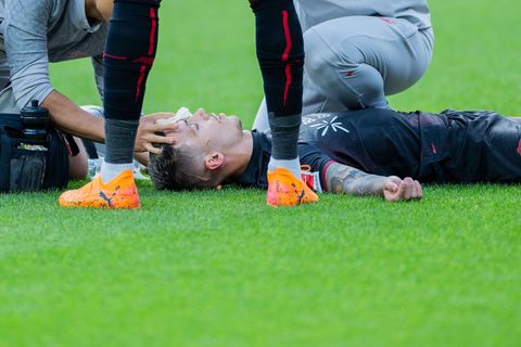 Bayer Leverkusens Kapitän Alejandro Grimaldo liegt nach einem Zusammenprall auf dem Boden. Foto: Rolf Vennenbernd/dpa