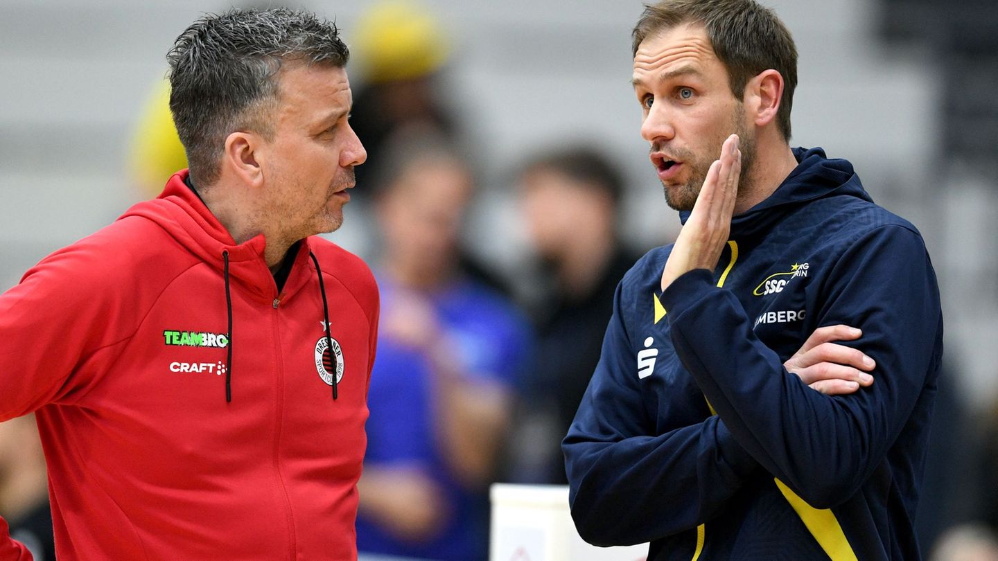 DSC-Trainer Alexander Waibl (l.) und der Schweriner Coach Felix Koslowski im Gespräch. Der DSC holt sich den Supercup. (Archivbi