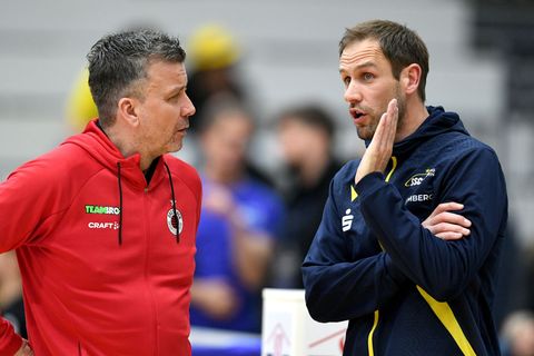 DSC-Trainer Alexander Waibl (l.) und der Schweriner Coach Felix Koslowski im Gespräch. Der DSC holt sich den Supercup. (Archivbi