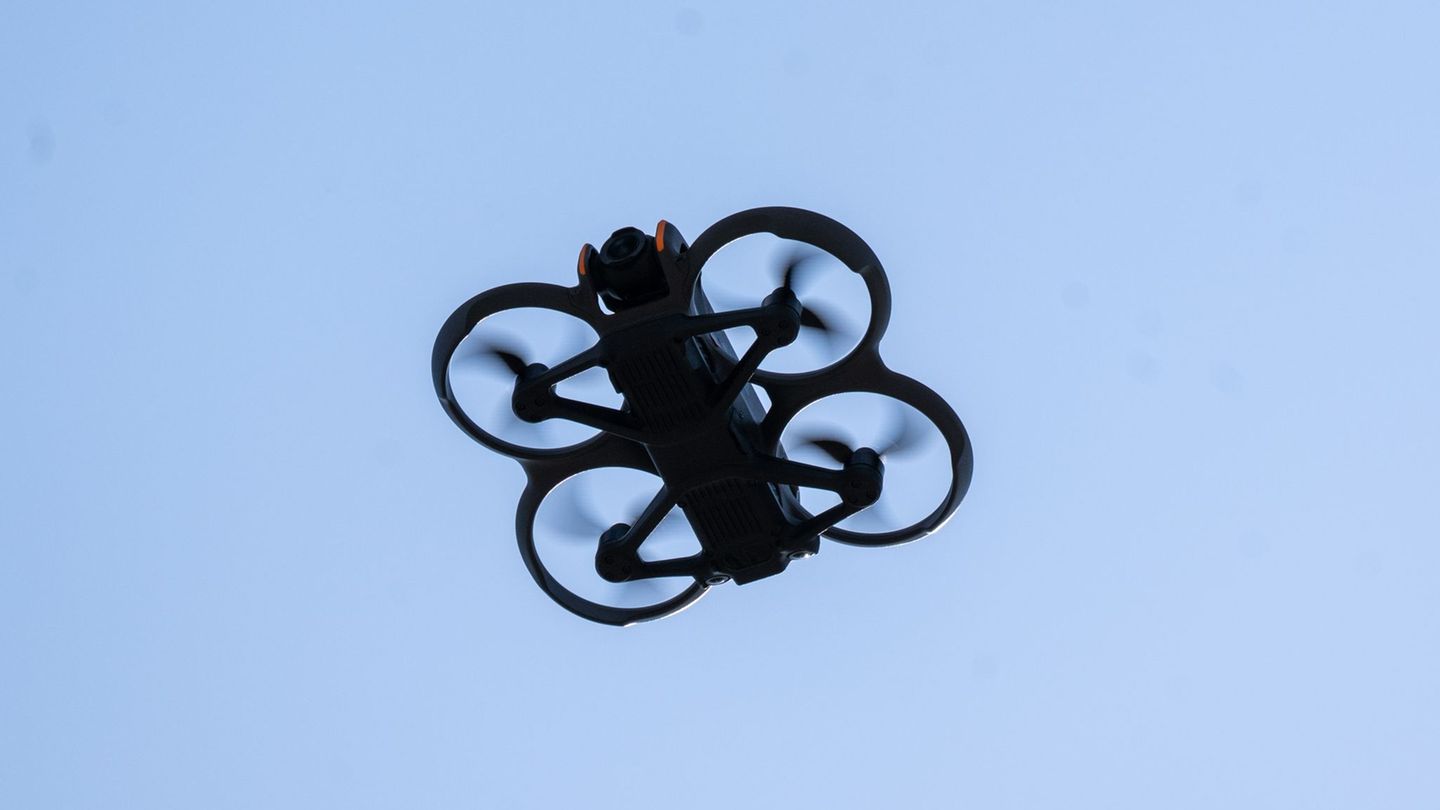 Drohnenflüge sind an Flughäfen im Umkreis von 1,5 Kilometern verboten. (Symbolfoto) Foto: Monika Skolimowska/dpa