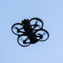 Drohnenflüge sind an Flughäfen im Umkreis von 1,5 Kilometern verboten. (Symbolfoto) Foto: Monika Skolimowska/dpa
