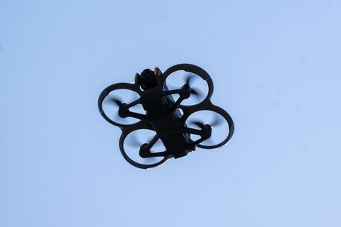 Drohnenflüge sind an Flughäfen im Umkreis von 1,5 Kilometern verboten. (Symbolfoto) Foto: Monika Skolimowska/dpa
