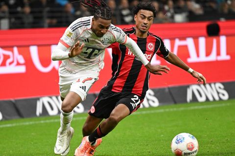 Oft einen Schritt schneller als Frankfurts Nathaniel Brown: Bayern-Star Michael Olise (l). Foto: Arne Dedert/dpa