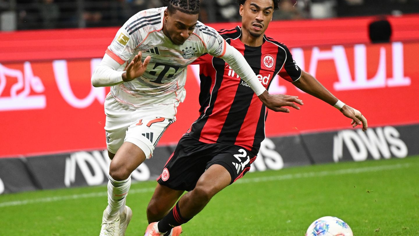 Oft einen Schritt schneller als Frankfurts Nathaniel Brown: Bayern-Star Michael Olise (l). Foto: Arne Dedert/dpa