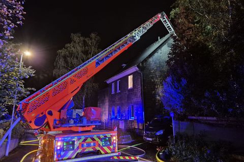 Einsatzkräfte der Feuerwehr konnten das Hauptgebäude vor den Flammen schützen. Foto: Sascha Thelen/dpa