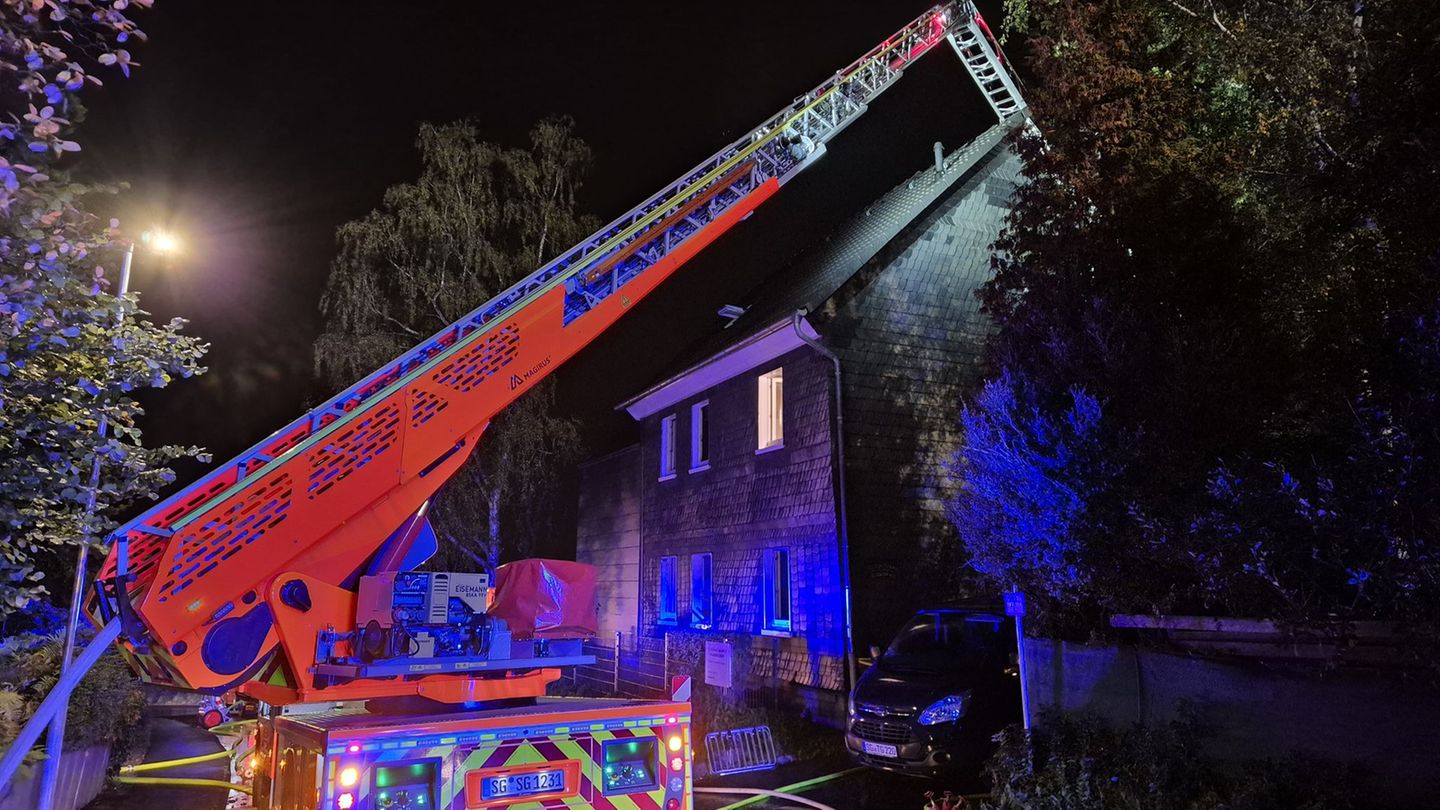 Einsatzkräfte der Feuerwehr konnten das Hauptgebäude vor den Flammen schützen. Foto: Sascha Thelen/dpa
