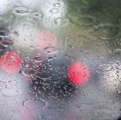 Wolken und Regen bestimmen das Wetter am Wochenende in Hessen. (Archivbild) Foto: Jens Kalaene/dpa