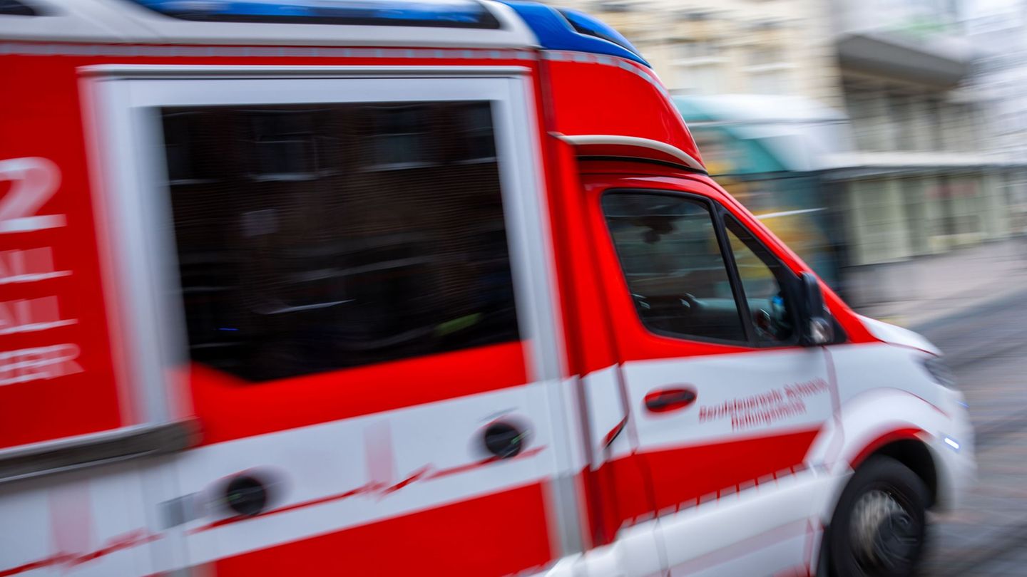 Rettungskräfte bringen die drei Verletzten in eine Klinik. (Symbolbild) Foto: Jens Büttner/dpa