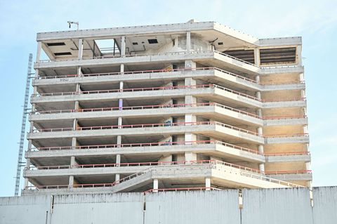Vor dem kompletten Einrüsten war das Betongerippe weithin sichtbar. (Archivbild) Foto: Uwe Anspach/dpa