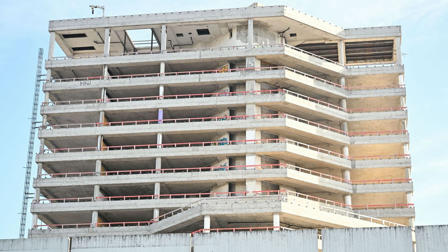 Vor dem kompletten Einrüsten war das Betongerippe weithin sichtbar. (Archivbild) Foto: Uwe Anspach/dpa