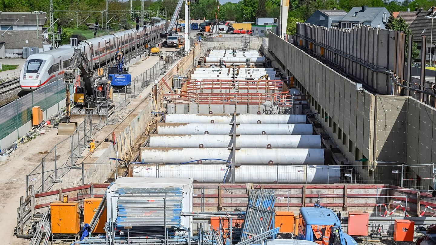 Verkehrsminister Hermann fordert mehr Zuverlässigkeit bei der Bahn. (Archivbild) Foto: Uli Deck/dpa