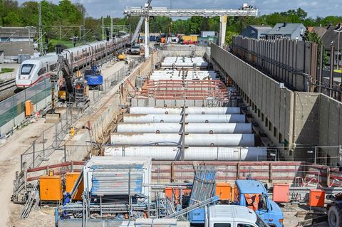 Verkehrsminister Hermann fordert mehr Zuverlässigkeit bei der Bahn. (Archivbild) Foto: Uli Deck/dpa