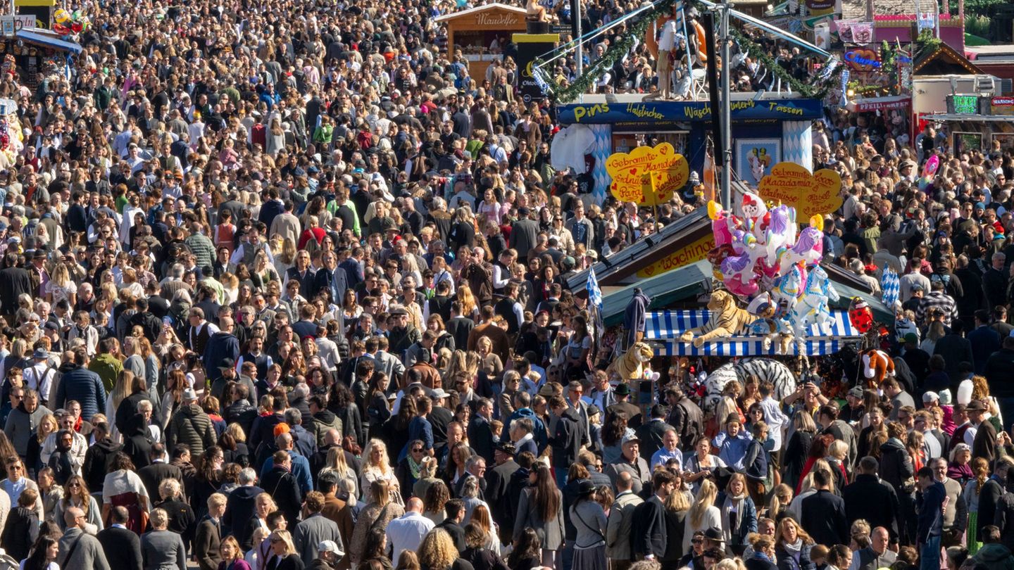 Gleich an zwei Tagen musste die Wiesn wegen Überfüllung geschlossen werden. Foto: Peter Kneffel/dpa