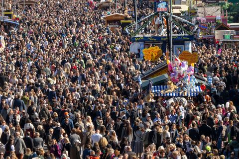 Gleich an zwei Tagen musste die Wiesn wegen Überfüllung geschlossen werden. Foto: Peter Kneffel/dpa
