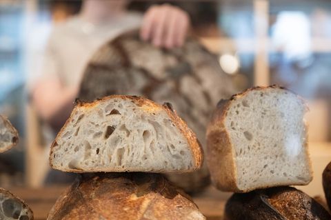 Szene-Cafés und Backstuben setzen schon länger auf den Sauerteig-Trend. Foto: Marijan Murat/dpa