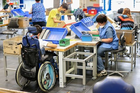 Werkstätten für Menschen mit Behinderungen haben verschiedene Funktionen. (Symbolbild) Foto: Jan Woitas/dpa-Zentralbild/dpa