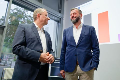 Klaus Blettner (l), Kandidat der CDU und der Freien Wähler, und Jens Peter Gotter (SPD) stehen in der Stichwahl. (Archivbild) Fo