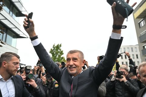 Der Vorsitzende der Oppositionsbewegung ANO, Andrej Babis, reagiert nach der Bekanntgabe des Wahlergebnisses. Foto: Øíhová Micha