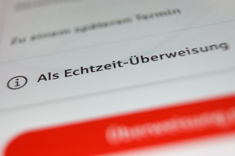 Innerhalb von Sekunden ist das Geld von einem aufs andere Konto überwiesen. (Symbolbild) Foto: Karl-Josef Hildenbrand/dpa