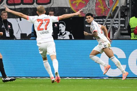 War der Matchwinner in Frankfurt: Bayerns Luis Díaz (r). Foto: Arne Dedert/dpa