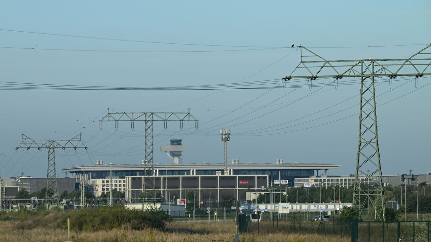 Angesichts zunehmender Drohnensichtungen - auch am Flughafen BER - wird über die Abwehr diskutiert. (Archivbild) Foto: Annette R
