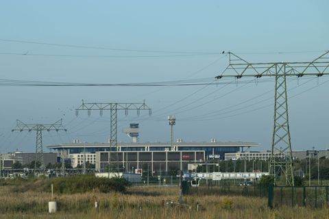 Angesichts zunehmender Drohnensichtungen - auch am Flughafen BER - wird über die Abwehr diskutiert. (Archivbild) Foto: Annette R