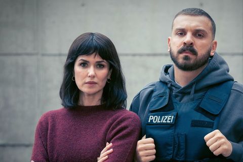 "Tatort: Dunkelheit": Maryam Azadi (Melika Foroutan, l.) und Hamza Kulina (Edin Hasanovic) ermitteln in Frankfurt.