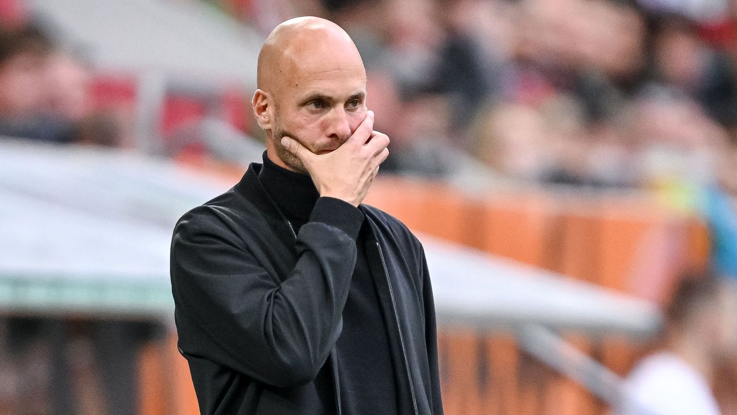 Was nun? VfL-Coach Paul Simonis reagiert in Augsburg sauer. Foto: Harry Langer/dpa