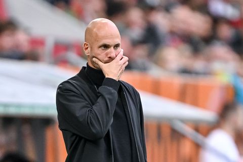 Was nun? VfL-Coach Paul Simonis reagiert in Augsburg sauer. Foto: Harry Langer/dpa