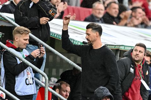 Sandro Wagner reagiert nach dem Abpfiff mit einer Geste Richtung Publikum. Foto: Harry Langer/dpa