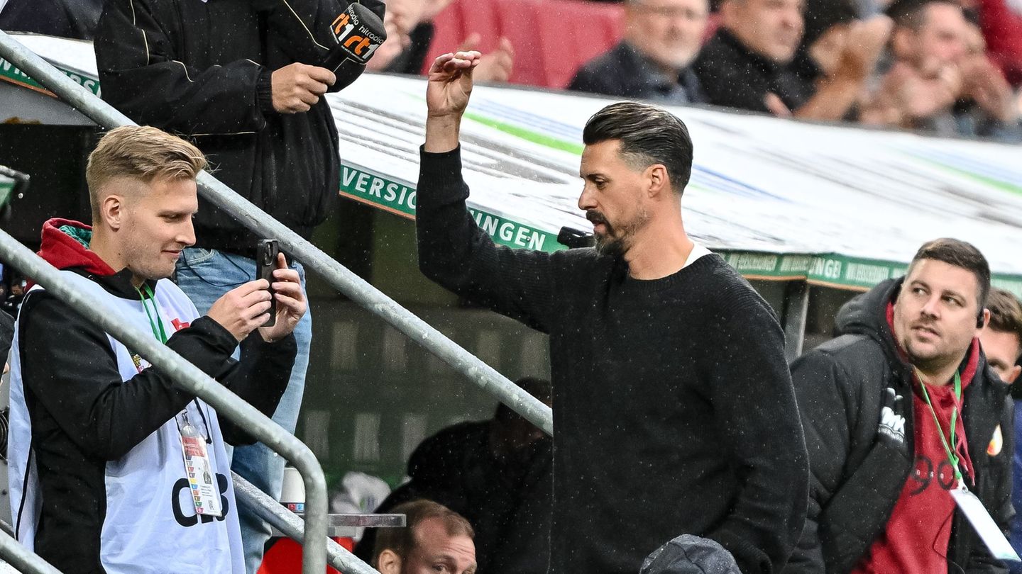 Sandro Wagner reagiert nach dem Abpfiff mit einer Geste Richtung Publikum. Foto: Harry Langer/dpa