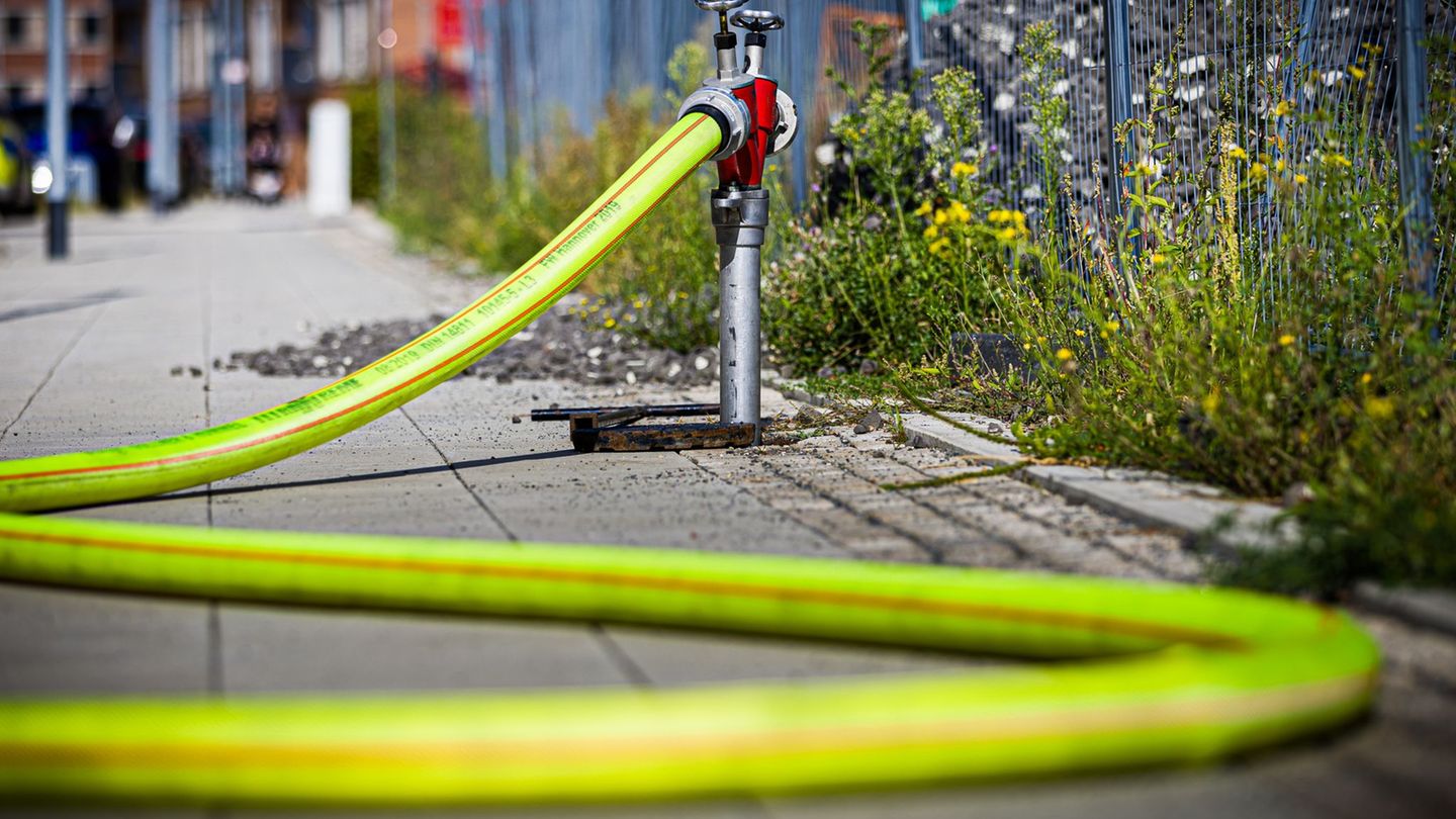 Feuerwehrleute löschen ein brennendes Wohnhaus. (Symbolbild) Foto: Moritz Frankenberg/dpa
