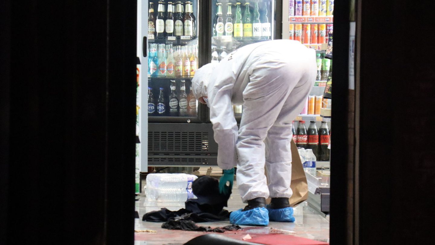 Noch in der Nacht sicherte die Polizei Spuren in dem Kiosk. Foto: René Priebe/dpa