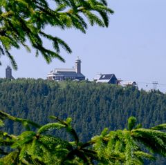 Blick auf den Fichtelberg. In Sachsen erwartet der Deutsche Wetterdienst auch heute noch vereinzelte Sturmböen. (Archivbild). Fo