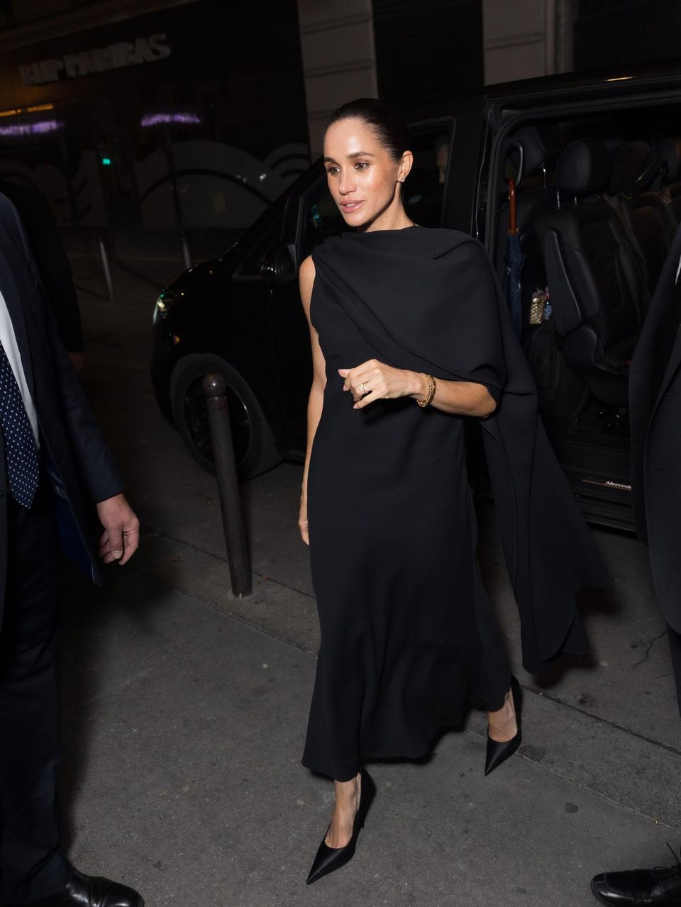 Am Abend zeigte sich Herzogin Meghan dann in einem schwarzen Kleid