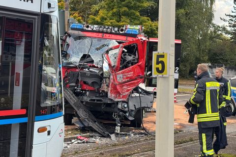 Beim Zusammenstoß eines Löschfahrzeugs der Feuerwehr mit einer Straßenbahn sind fünf Menschen in Hattingen (Ennepe-Ruhr-Kreis) v