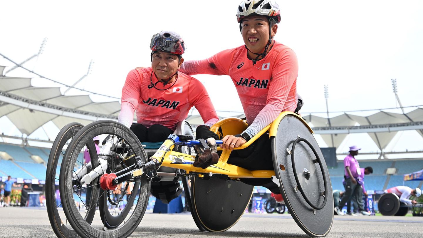 Neu-Delhi, Indien. Goldmedaillengewinner Tomoki Sato ais Japan (l.) und Silbermedaillengewinner Hirokazu Ueyonabaru ebenfalls aus Japan feiern nach dem Finale der Männer über 1500 Meter am neunten Tag der Para-Leichtathletik-Weltmeisterschaften im Jawaharlal-Nehru-Stadion