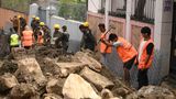Kathmandu, Nepal. Die Stadtpolizei in Nepals Hauptstadt hilft beim Wiederaufbau und bei der Beseitigung von Trümmern nach den anhaltenden Regenfällen und Hochwasser vom Vortag in dem südasiatischen Land