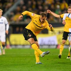 Jakob Lemmer (Dynamo Dresden) erzielt das Tor zum 3:3. Foto: Robert Michael/dpa